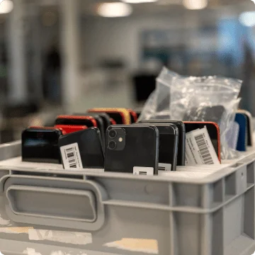 Acquisto di dispositivi usati da parte dei rivenditori, pronti per essere testati e ricondizionati.